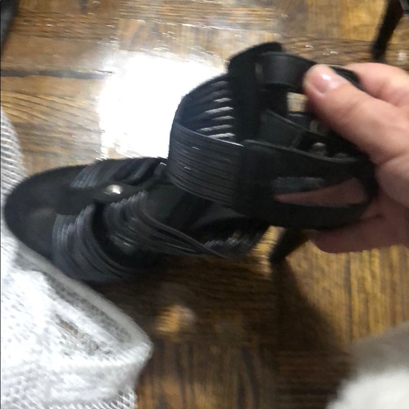 Sexy sands cuffs at the ankle. - Picture 2 of 2